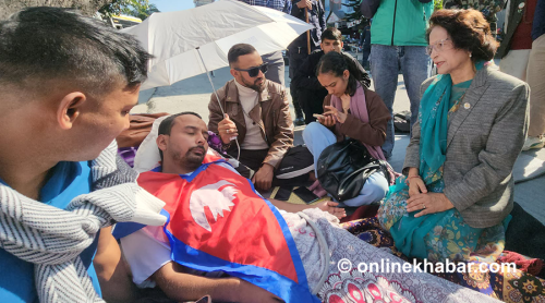 ओली र लेखकलाई कारबाहीको माग राख्दै अनशन बस्ने युवा को हुन् ?