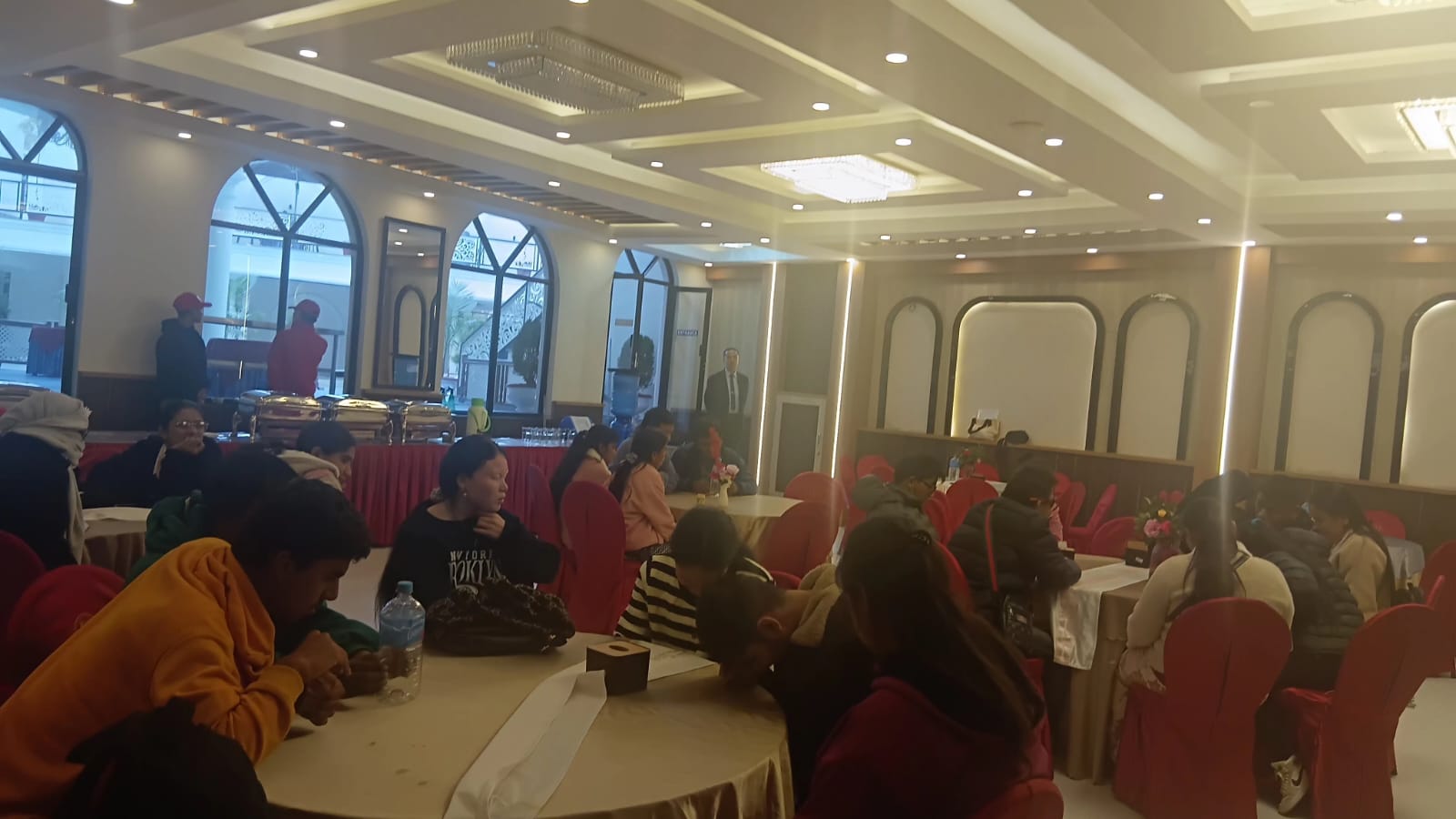 दृष्टिविहीन युवालाई एआई साक्षरता प्रशिक्षण