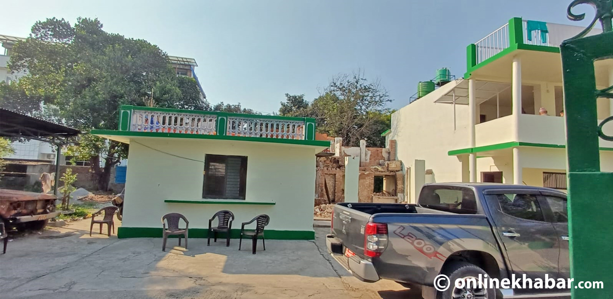 कोइराला निवास : आगोले जोगिएको भागमा रंगरोगन, ध्वस्त संरचना जस्ताको तस्तै