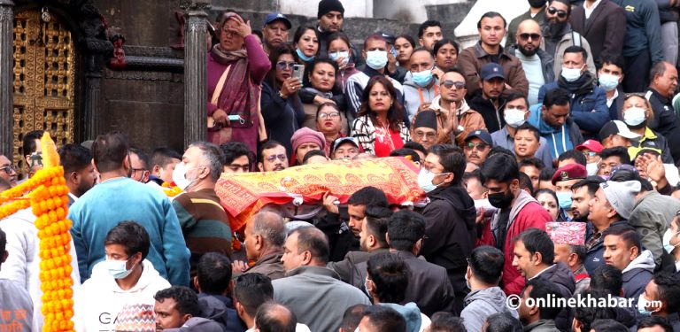 मेयर बालेनका पिताको पशुपति आर्यघाटमा अन्तिम संस्कार (तस्वीरहरू)