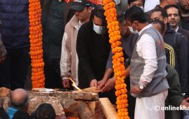 पिताको बिदाइमा भावविह्वल बालेन (तस्वीरहरू)