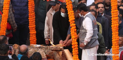 पिताको बिदाइमा भावविह्वल बालेन (तस्वीरहरू)