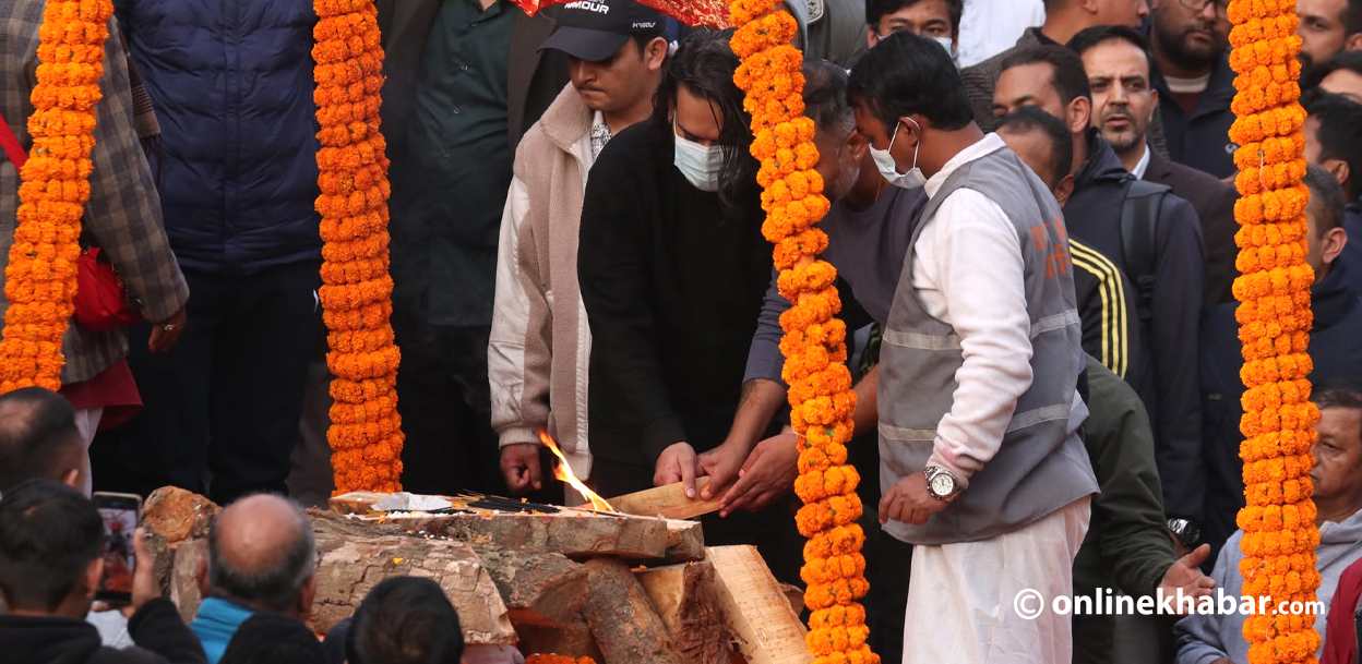 पिताको बिदाइमा भावविह्वल बालेन (तस्वीरहरू)