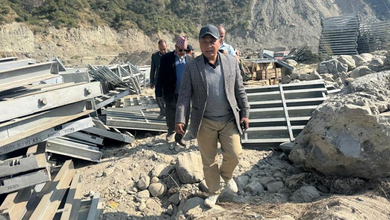 सिन्धुली–रामछाप जोड्ने खैरेनीघाटमा बेली ब्रिज जोडिँदै