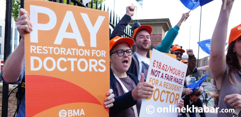 न्यायोचित तलब माग्दै बेलायतका आवासीय चिकित्सकले गर्दैछन् १४औं हड्ताल