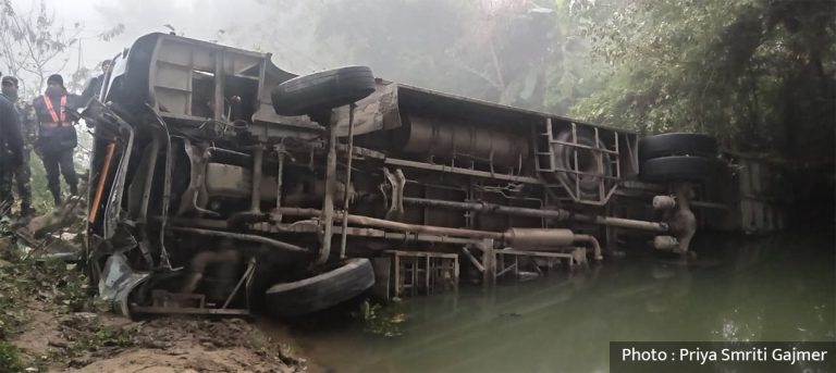 डडेलधुराबाट काठमाडौं आउँदै गरेको बस दाङमा दुर्घटना, २२ यात्रु घाइते