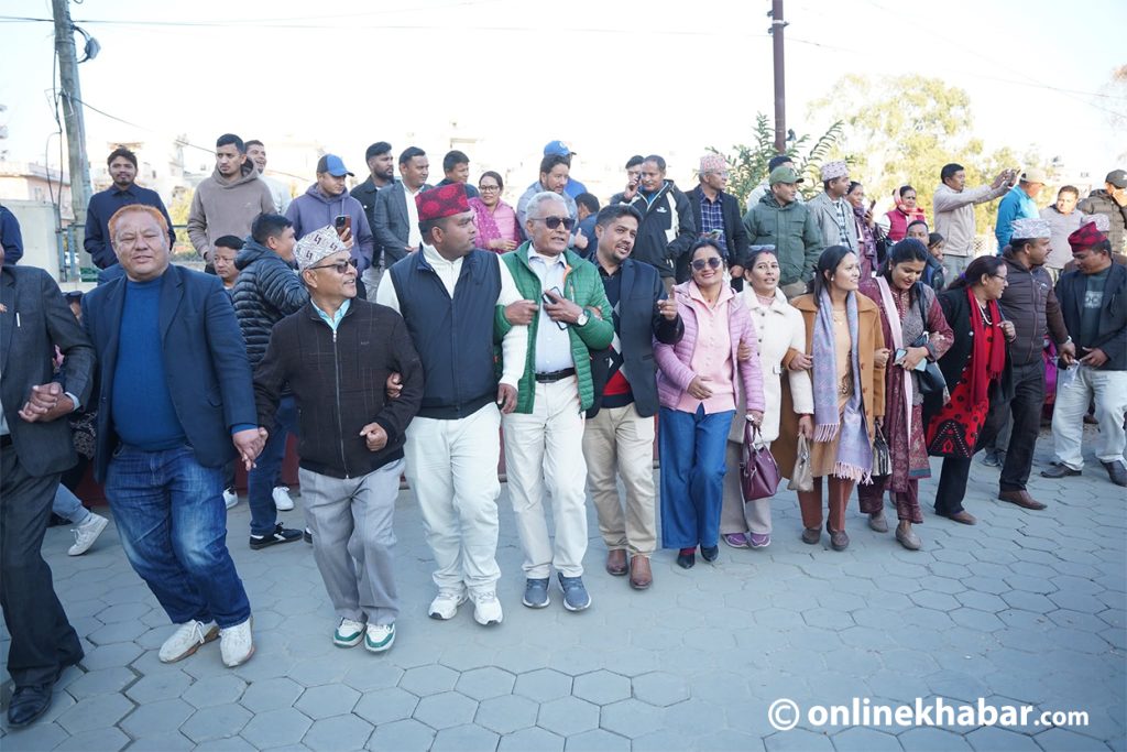 च्यासलमा एमाले कार्यकर्ताको देउडा नाच (तस्वीरहरू)