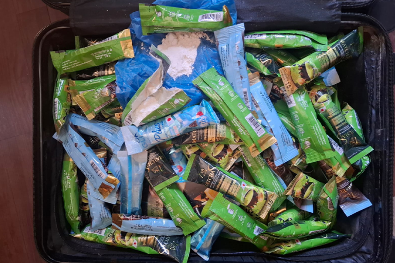 कफीको प्याकेटभित्र पौने ४ किलो कोकिन, दुई भारतीय पक्राउ