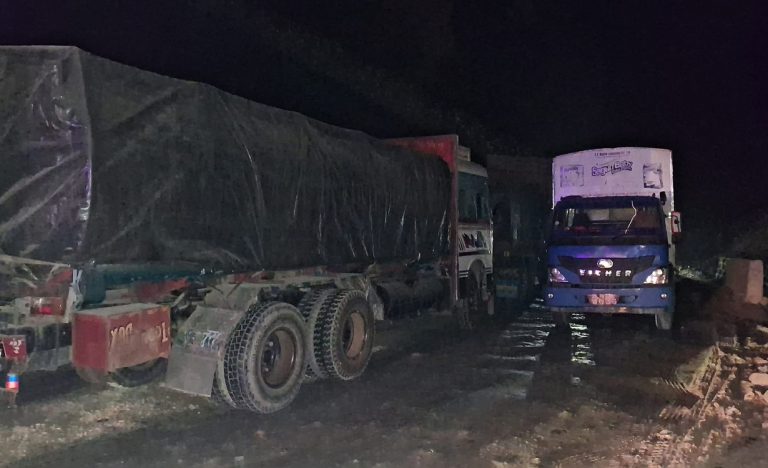 शीतले सडक चिप्लो भएपछि दाउन्नेमा १५ घण्टादेखि यातायात अवरुद्ध