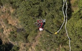 दीपाले गरिन् ह्वीलचियरमै बसेर बन्जी जम्प