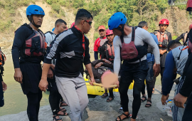 भिरबाट त्रिशूली नदीमा खसेका व्यक्तिको सशस्त्र प्रहरीबाट उद्धार