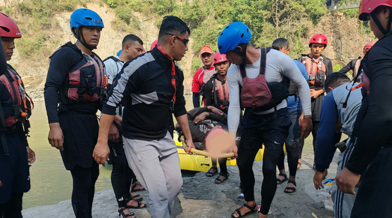 भिरबाट त्रिशूली नदीमा खसेका व्यक्तिको सशस्त्र प्रहरीबाट उद्धार