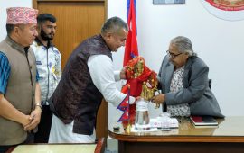 प्रधानमन्त्रीलाई दुर्गा प्रसाईंले दिए मूर्ति उपहार