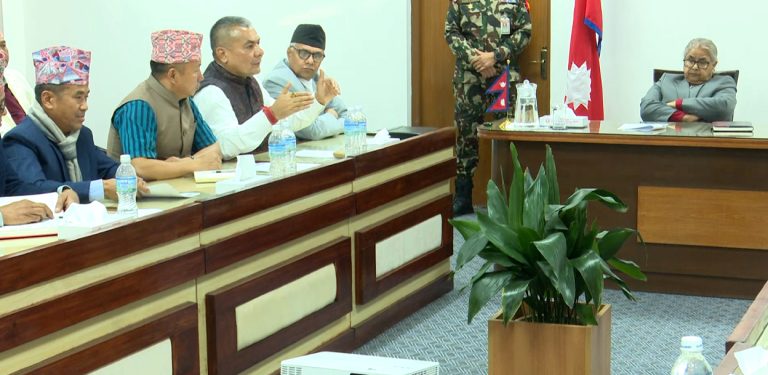 प्रधानमन्त्रीसँग दुर्गा प्रसाईंले मागे माफी