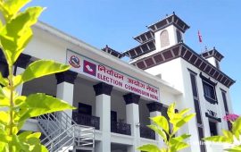 चुनावको तयारीबारे सरकार र दलहरूलाई एकसाथ ब्रिफिङ गर्दै निर्वाचन आयोग