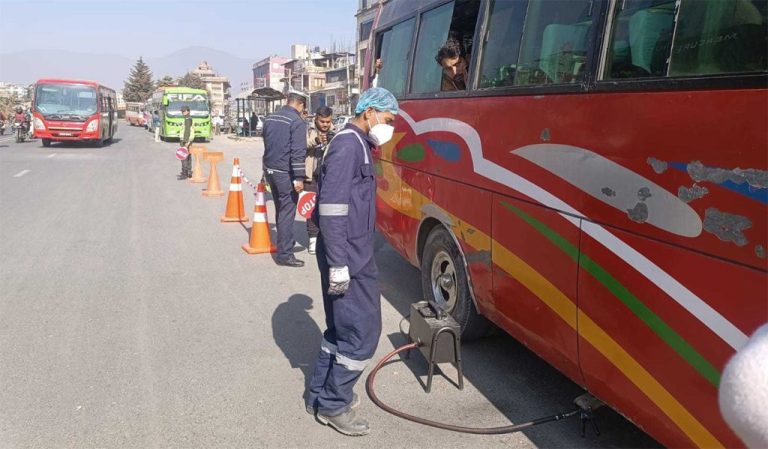 प्रदूषण मापदण्ड विपरीत काठमाडौंका सवारी, ५६ वटा जाँच्दा ३२ कारबाहीमा