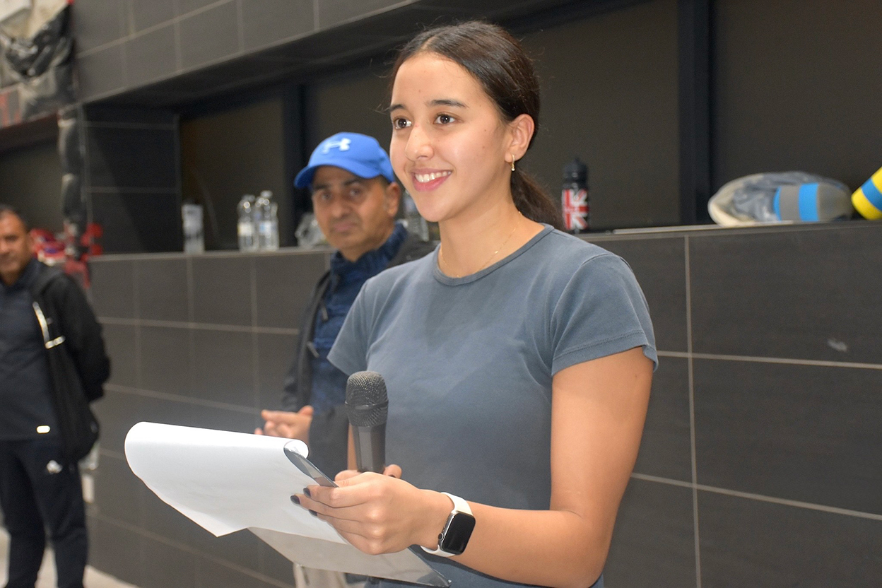 बेलायतका नेपालीले पहिलोपटक गरे पौडी प्रतियोगिता, गौरिकाको सहभागिताले थप्यो उत्साह