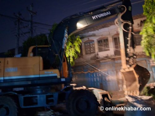 हेटौंडामा बिहानबाटै सडक विस्तार सुरू, भत्काउन थालियो अतिक्रमित संरचना