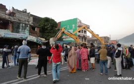 बाक्लो सुरक्षा घेराबीच हेटौंडामा धमाधम भत्किंदैछन् सडक छेउका संरचना (तस्वीरहरू)