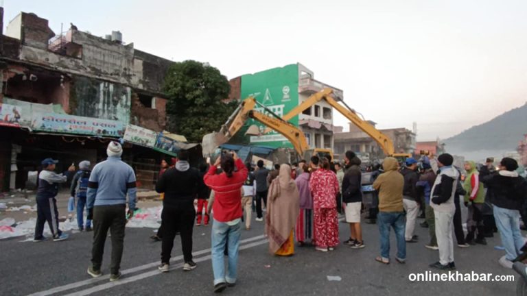 बाक्लो सुरक्षा घेराबीच हेटौंडामा धमाधम भत्किंदैछन् सडक छेउका संरचना (तस्वीरहरू)