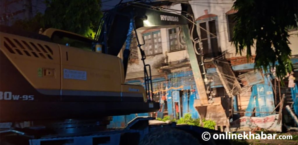 हेटौंडामा बिहानबाटै सडक विस्तार सुरू, भत्काउन थालियो अतिक्रमित संरचना