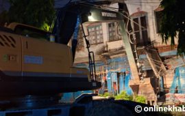 हेटौंडामा बिहानबाटै सडक विस्तार सुरू, भत्काउन थालियो अतिक्रमित संरचना