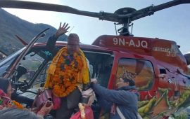 जब सेवा निवृत्त प्रधानाध्यापकलाई हेलिकप्टर चढाएर बिदाइ गरियो