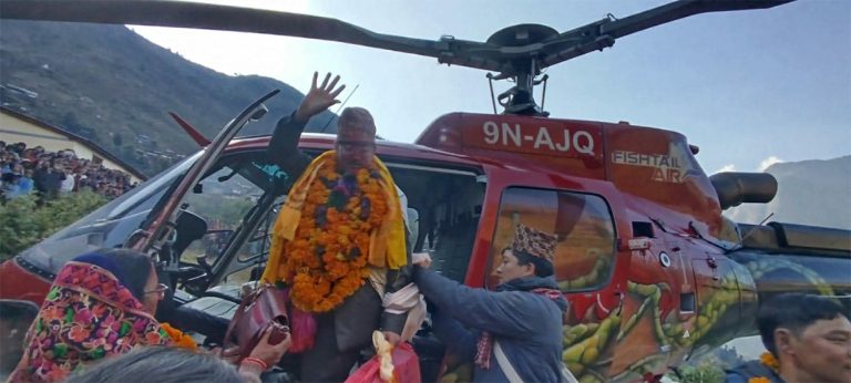 जब सेवा निवृत्त प्रधानाध्यापकलाई हेलिकप्टर चढाएर बिदाइ गरियो