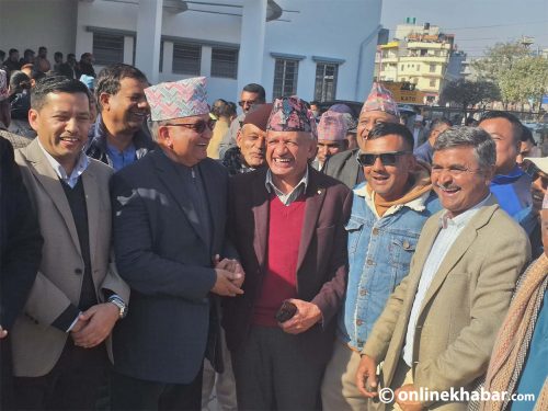 कार्यकर्ता भेट्न ईश्वर पोखरेल च्यासलमा (तस्वीरहरू)   