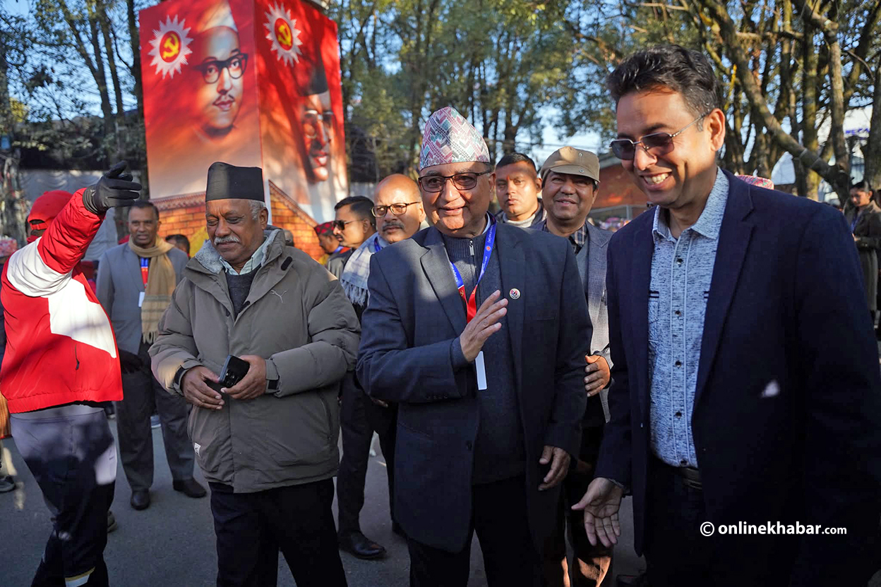 मतदानस्थलमा ईश्वर पोखरेल आइपुगे, केपी ओली आउनासाथ मतदान सुरु हुने