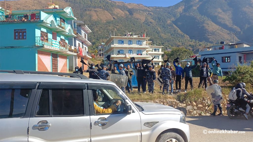 जनार्दन शर्मालाई गृहजिल्लामा कालो झण्डा