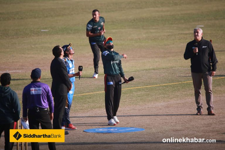 टस जितेर कर्णाली याक्सले बलिङ गर्दै