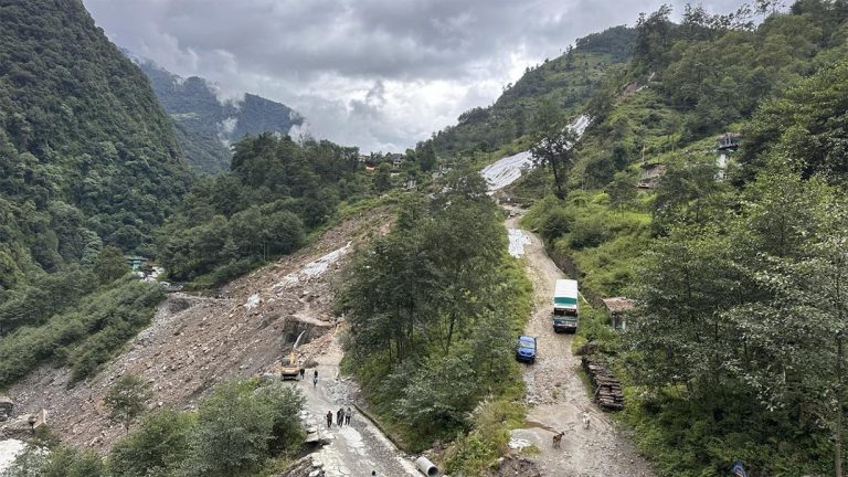 स्थानीयले अवरुद्ध गरेको अरनिको राजमार्ग खुल्यो