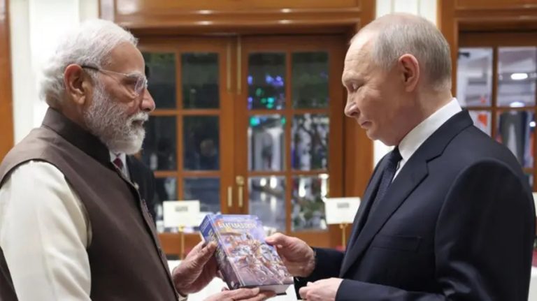 पुटिनलाई मोदीले दिए गीता उपहार