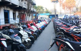 चोरी भएका सवारी फिर्ता पाएपछि केक काटेर खुसी साटासाट