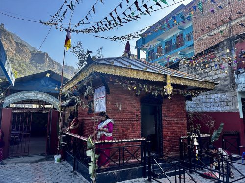 एक सय वर्ष पुरानो बेनीको गणेश मन्दिरमा पित्तलको छानो राखेर पुनर्निर्माण