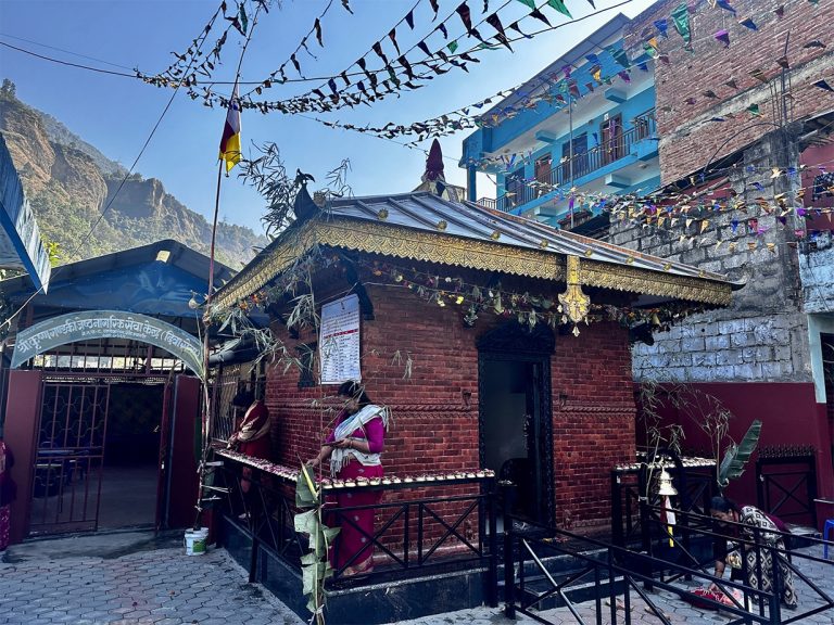 एक सय वर्ष पुरानो बेनीको गणेश मन्दिरमा पित्तलको छानो राखेर पुनर्निर्माण