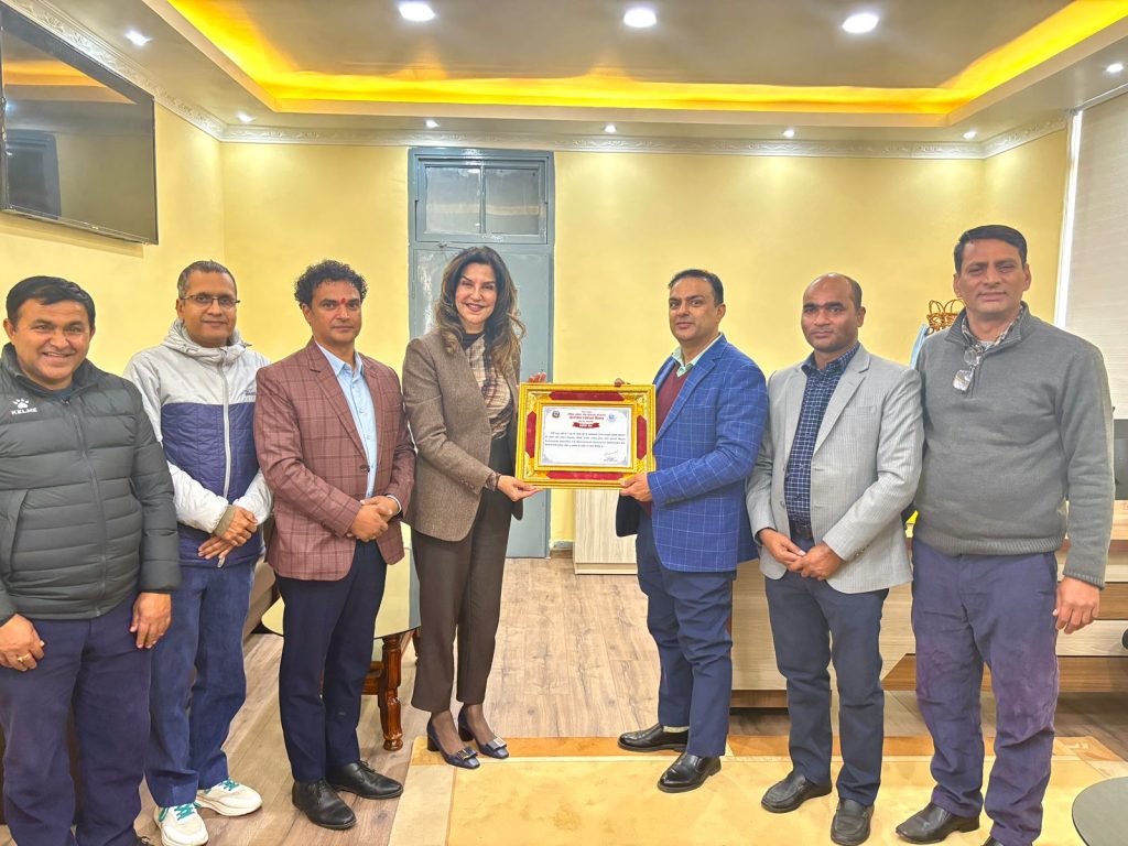 अटो व्यवसायीले यातायात व्यवस्था विभाग र ट्राफिक कार्यालयलाई गरे सहयोग