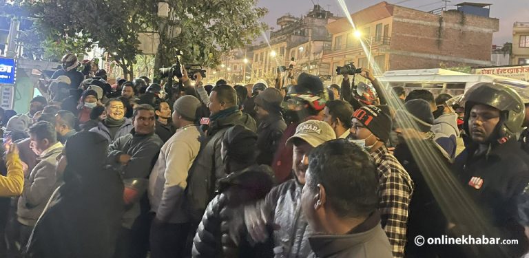 रविलाई थुनामुक्त गर्ने आदेशपछि नख्खु कारागारबाहिर समर्थकको भिड