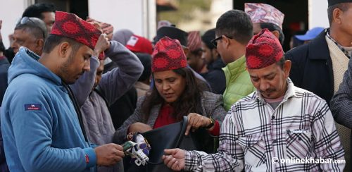 एमाले नेताका टाउकोमा सूर्य अंकित ढाका टोपी (तस्वीरहरू)