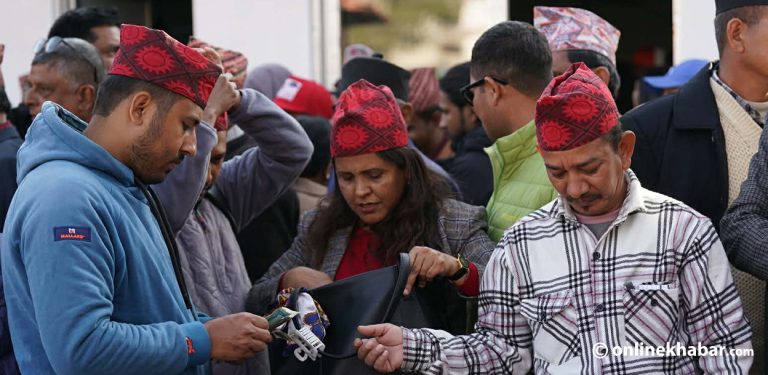 एमाले नेताका टाउकोमा सूर्य अंकित ढाका टोपी (तस्वीरहरू)