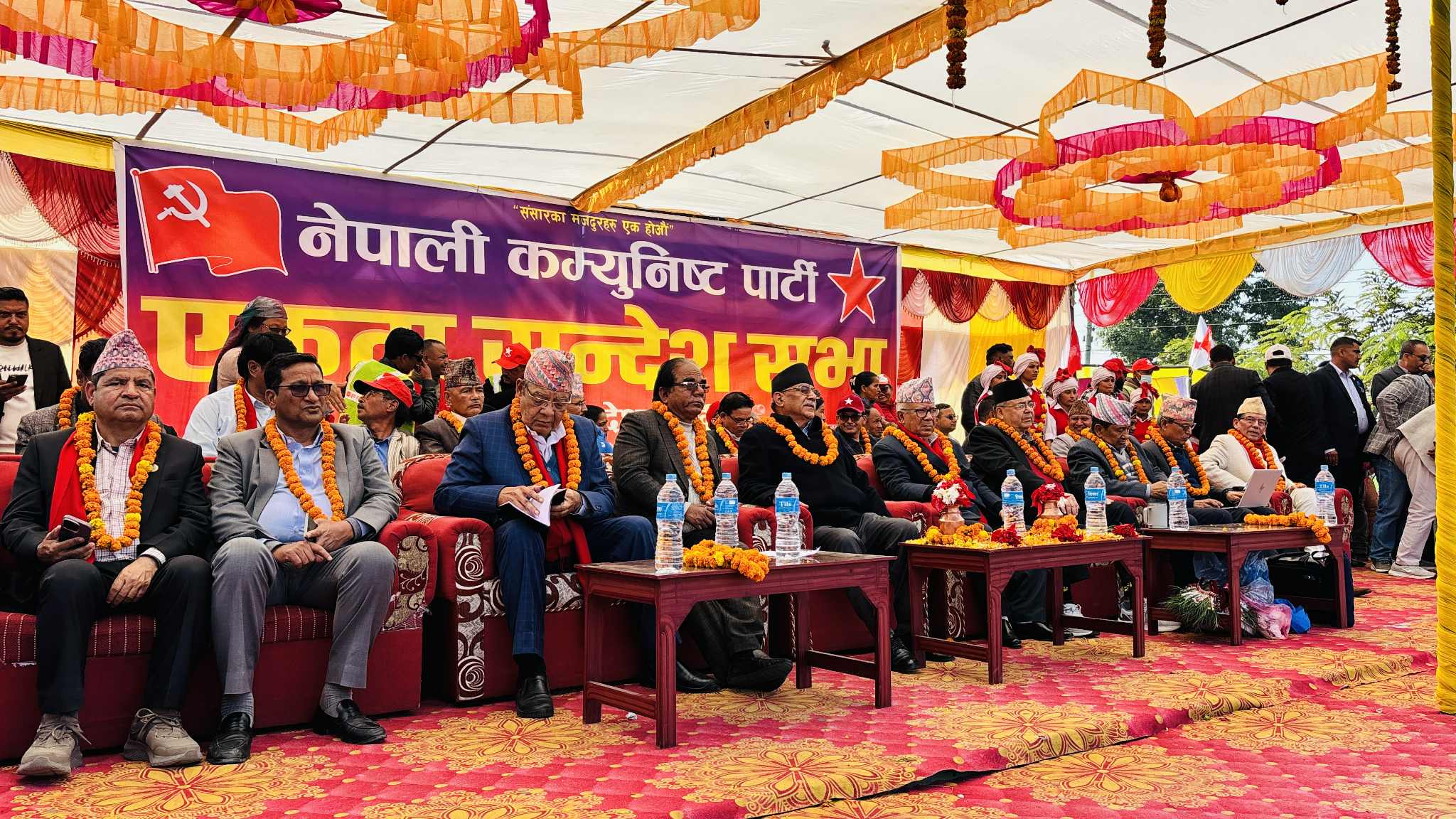 कर्णालीमा नेकपा नेताहरू : समाजवादी सपना बाँडे, जनतासँग माफी मागे