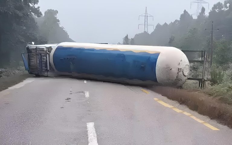 ग्यास बुलेट दुर्घटना हुँदा पूर्वपश्चिम राजमार्ग अवरुद्ध, ग्यास चुहिएकाले झिकाइयो दमकल