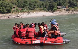 बाढीले पुल बगाएपछि विद्यालय पुग्न ‘रबरबोट’को भर