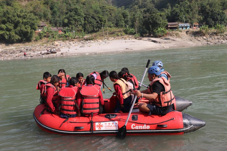 बाढीले पुल बगाएपछि विद्यालय पुग्न ‘रबरबोट’को भर