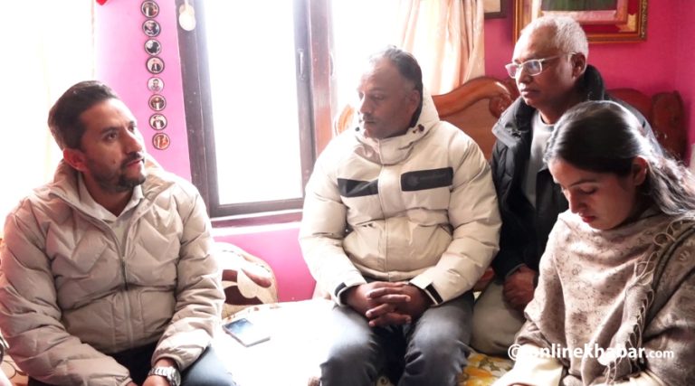 सञ्चारमन्त्रीले भेटे शहीद रजकका परिवार