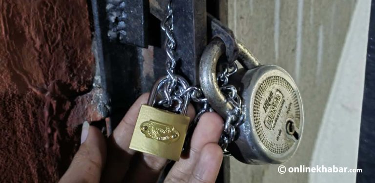 त्रिवि सेवा आयोगमा तालाबन्दी, कम्प्युटर विज्ञान पदको परीक्षा स्थगित गर्न माग