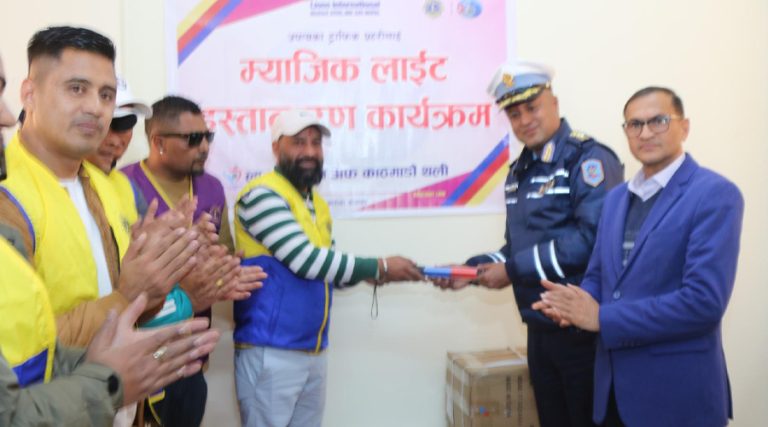 उपत्यका ट्राफिक प्रहरीलाई ‘म्याजिक लाइट’ हस्तान्तरण