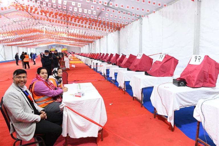 एमाले महाधिवेशन : भोट खसाल्ने ठाउँमा मोबाइल र उम्मेदवारको लिस्ट लैजान रोक