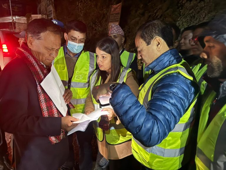 कुलमानले गरे नागढुंगा सुरुङ अनुगमन, राति पनि काम गर्न निर्देशन